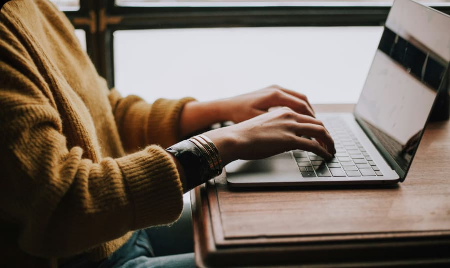 Professionnel créant son compte sur un ordinateur portable